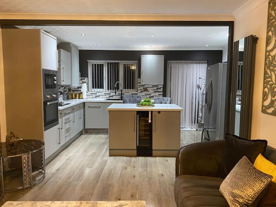 Kuchyňa alebo kuchynka v ubytovaní Stunning 3-bedroom Great Sankey Home