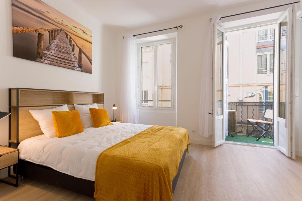 une chambre avec un grand lit et un balcon dans l'établissement Rue De Bone by Halldis, à Cannes