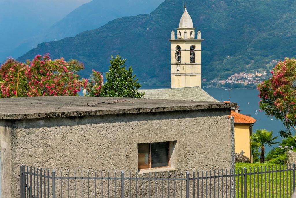 CremiaにあるCasa Ambrogio, Family Holiday Home by Halldisの時計塔のある建物