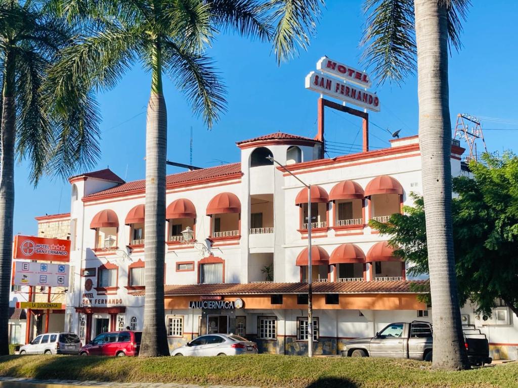 巴耶斯城的住宿－Hotel San Fernando Ciudad Valles，建筑顶部有标志的酒店