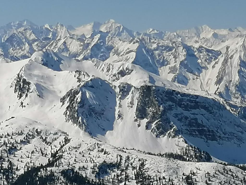 Ein allgemeiner Bergblick oder ein Berglick von der Ferienwohnung aus