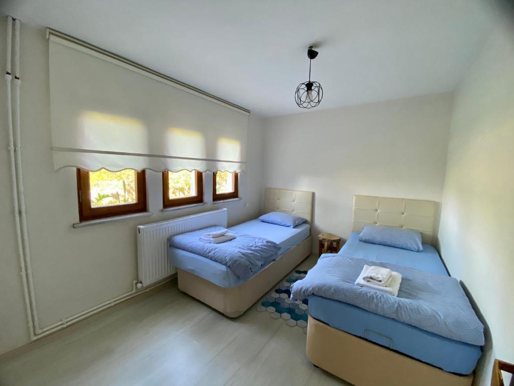 Un pat sau paturi într-o cameră la Maşukiye Home Suit Apart