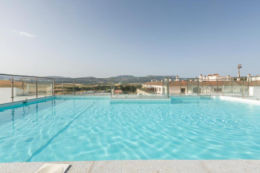 una gran piscina de agua azul en Apartamentos Martalia Áticos Deluxe, en Ronda