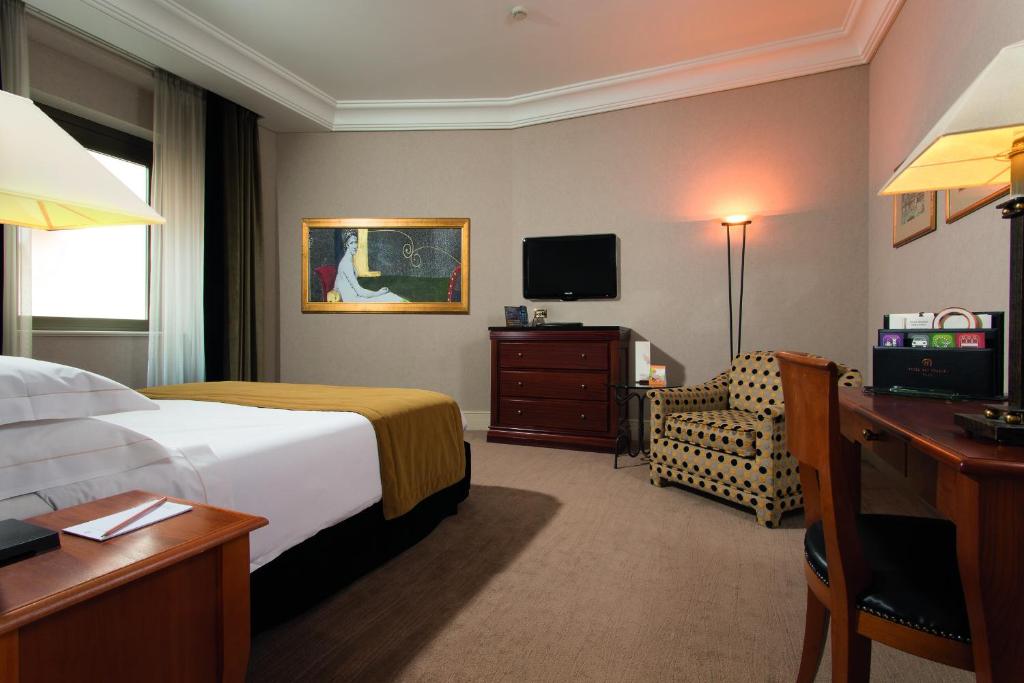 A television and/or entertainment centre at Hotel dei Mellini