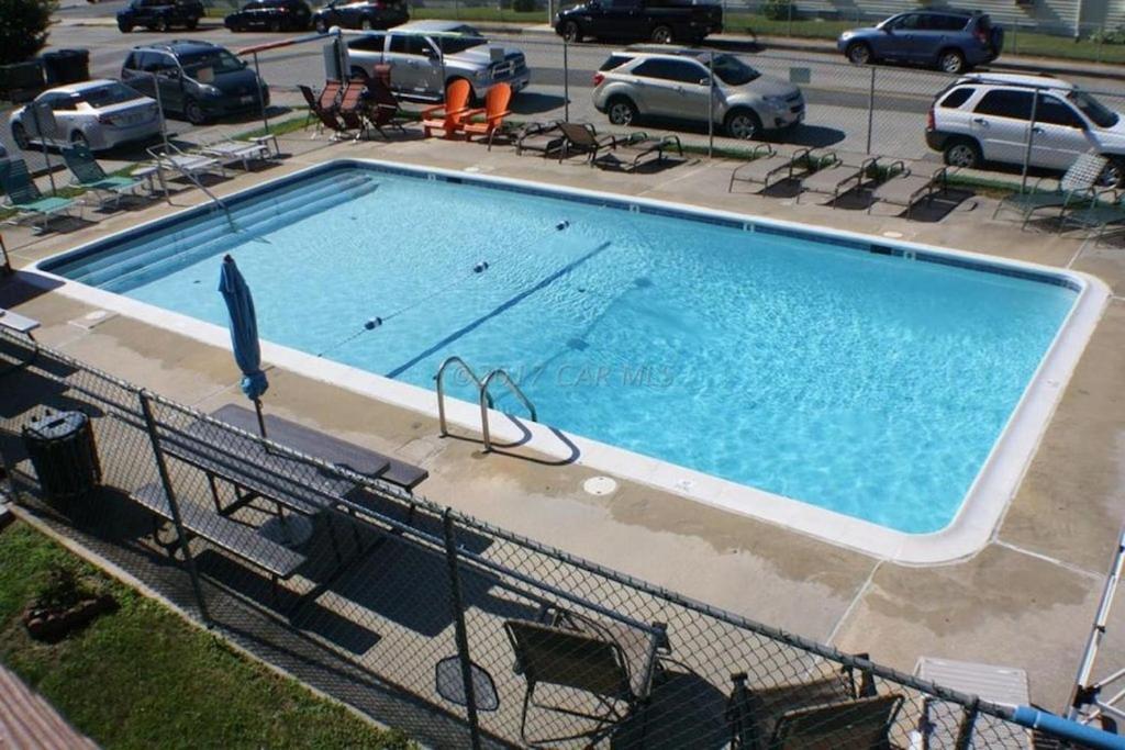 Bazén v ubytování Bayside 1st Floor OC 2 br/1ba pool condo close to Jolly Roger/Convention Center nebo v jeho okolí