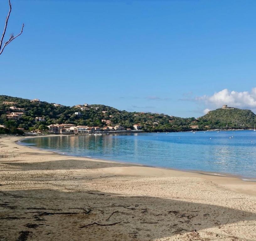 widok na plażę z wodą w obiekcie La vallée w mieście Belvédère
