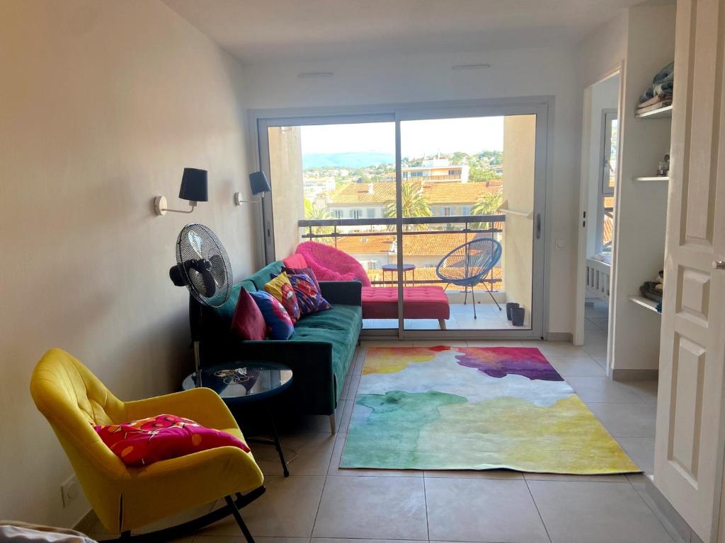 d'un salon avec un canapé et un balcon. dans l'établissement à 10 min de la Croisette - pieds dans la mer, à Cannes