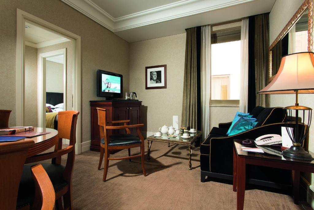 A television and/or entertainment centre at Hotel dei Mellini