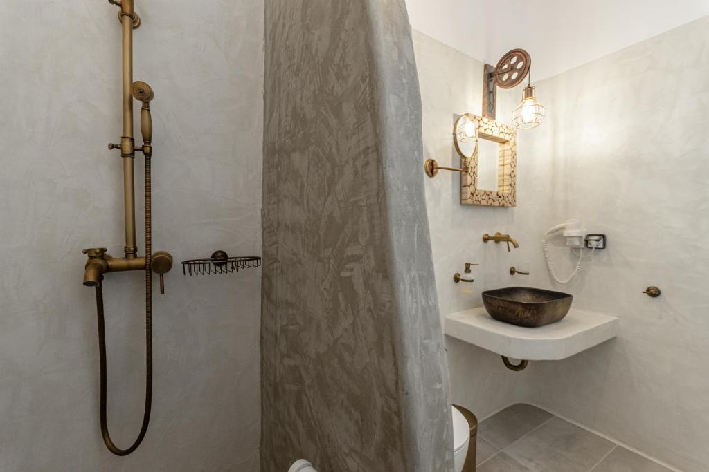 A bathroom at Sunshine Plaka Naxos