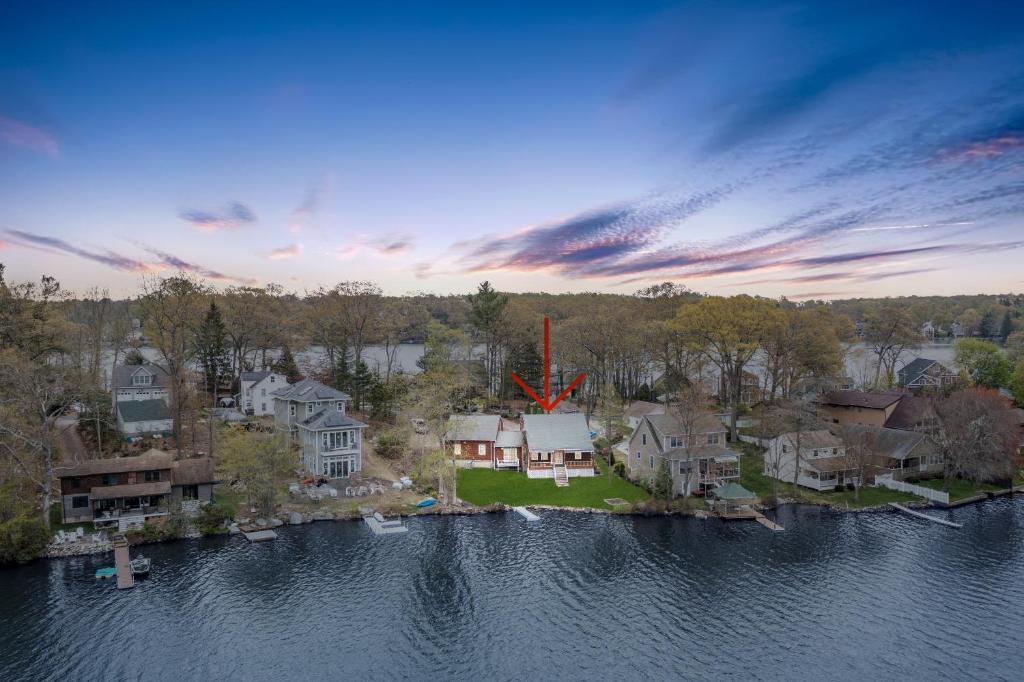 una vista aérea de una casa sobre el agua en Waterfront Lake House en East Hampton