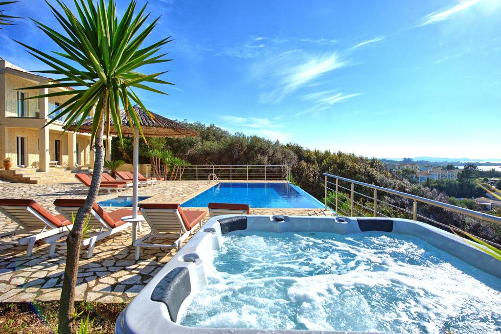 Bazén v ubytování Beachfront Villa Seasun by PosarelliVillas nebo v jeho okolí