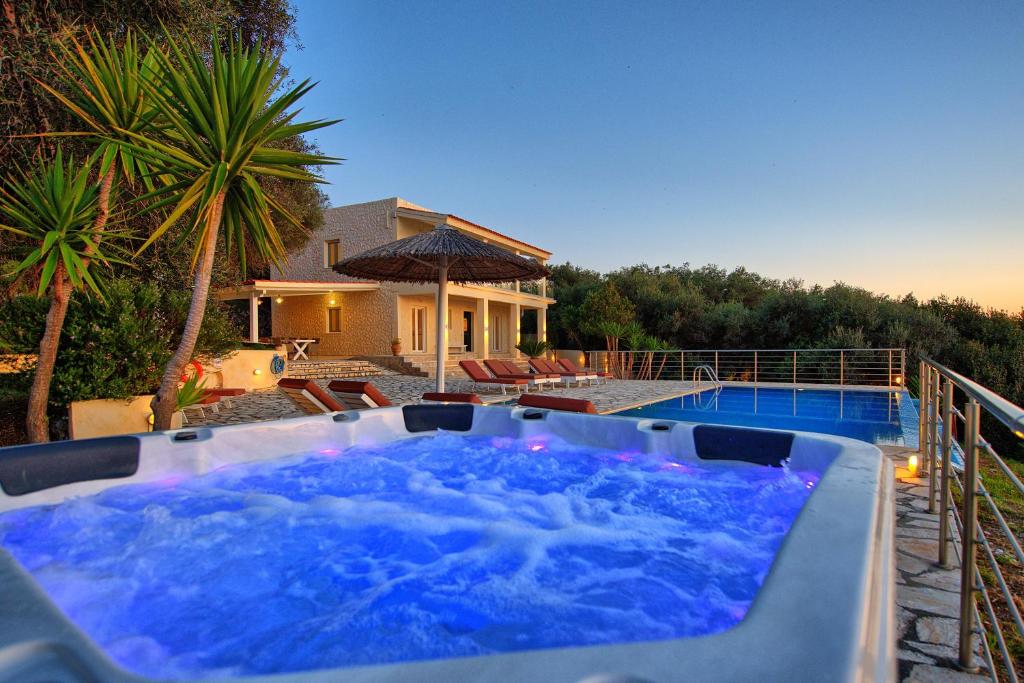 Bazén v ubytování Beachfront Villa Seasun by PosarelliVillas nebo v jeho okolí
