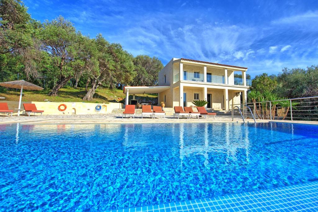 Bazén v ubytování Beachfront Villa Seasun by PosarelliVillas nebo v jeho okolí
