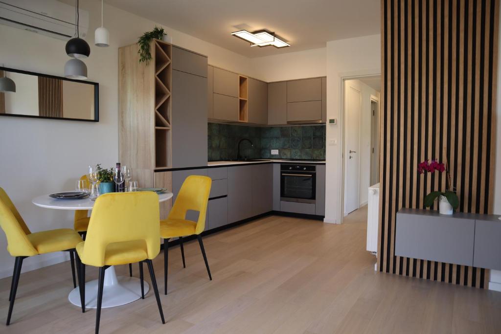 una cucina e una sala da pranzo con tavolo e sedie gialle di Veronika a Fiume (Rijeka)