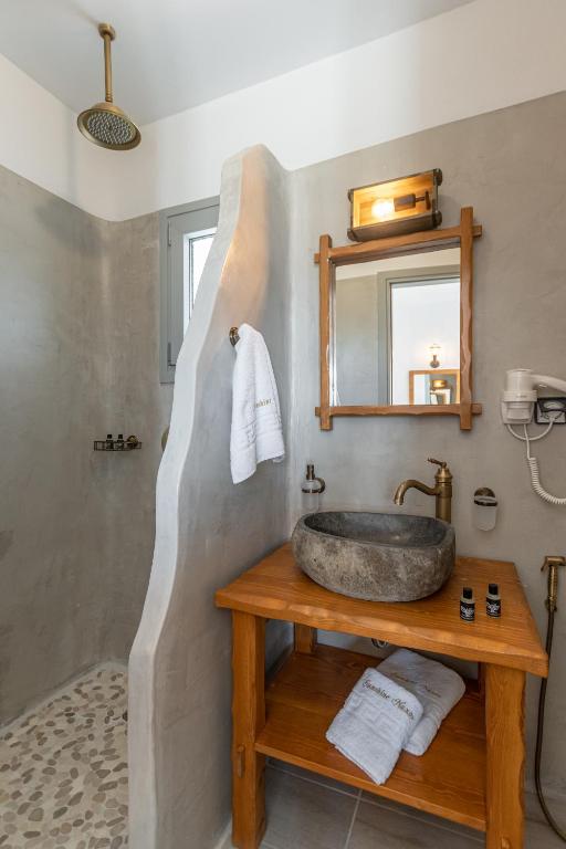 A bathroom at Sunshine Plaka Naxos