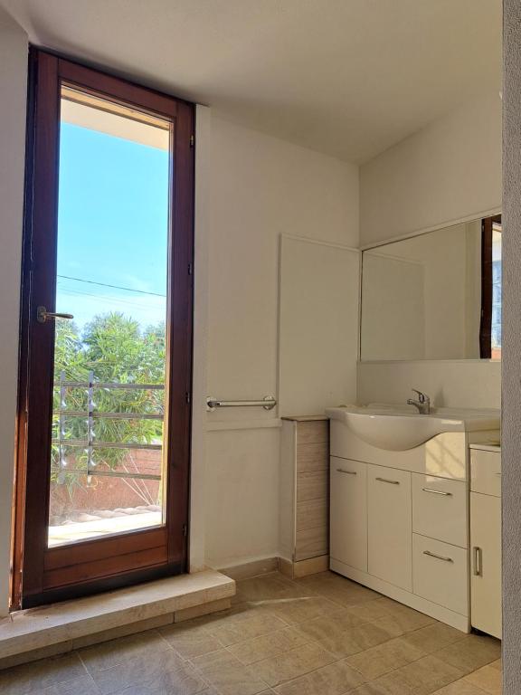 A kitchen or kitchenette at Carlo Apartments