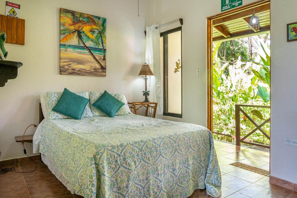 1 dormitorio con 1 cama en una habitación con ventana en Villas en el Bosque, en Ojochal