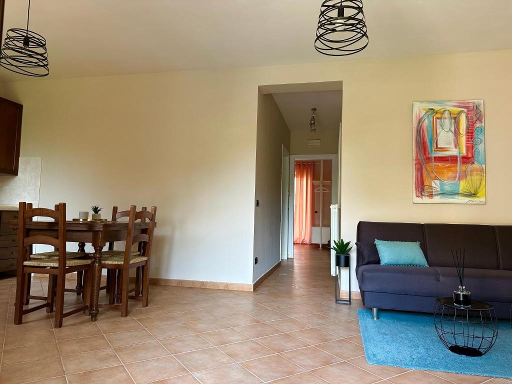 een woonkamer met een blauwe bank en een tafel bij La Casa di Maurizio in Montefiascone
