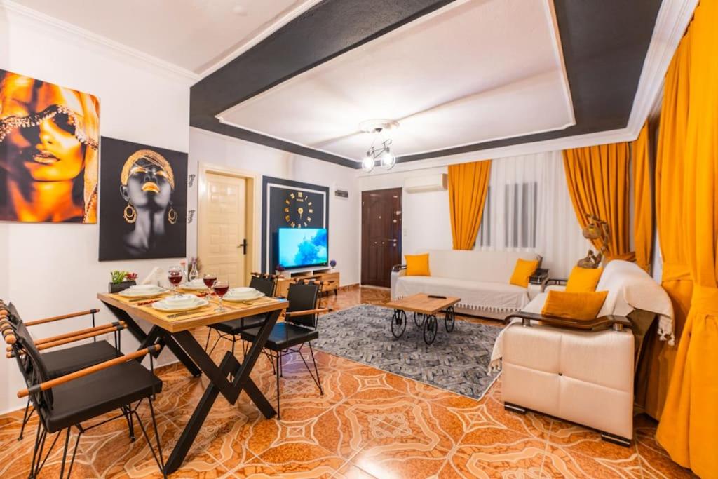 卡爾坎的住宿－Nefesim suit apart kaş kalkan，客厅配有沙发和桌子