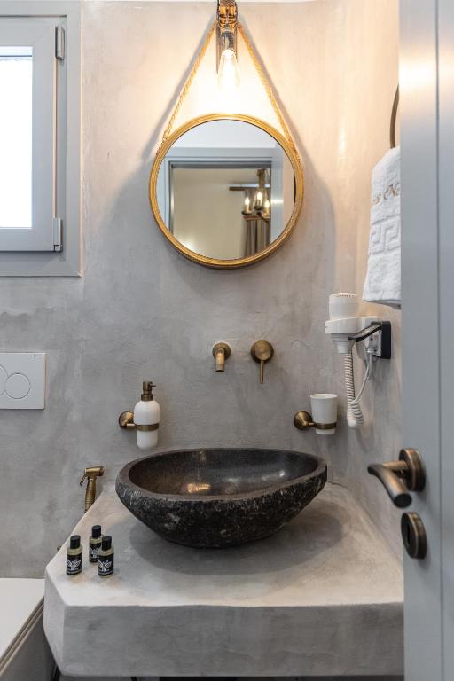 A bathroom at Sunshine Plaka Naxos