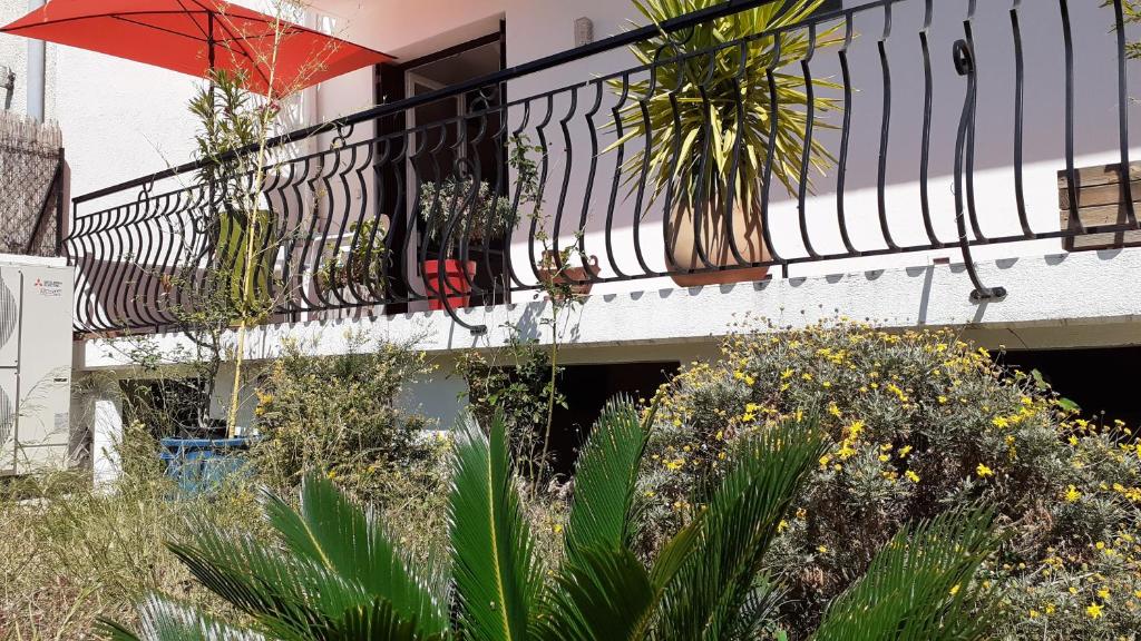 Vonkajšia záhrada v ubytovaní Bel appartement avec grande terrasse ensoleillée et jardin