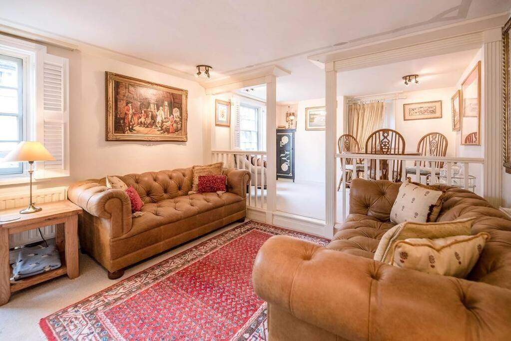 - un salon avec deux canapés et un tapis dans l'établissement Lantern Cottage, à Stowmarket
