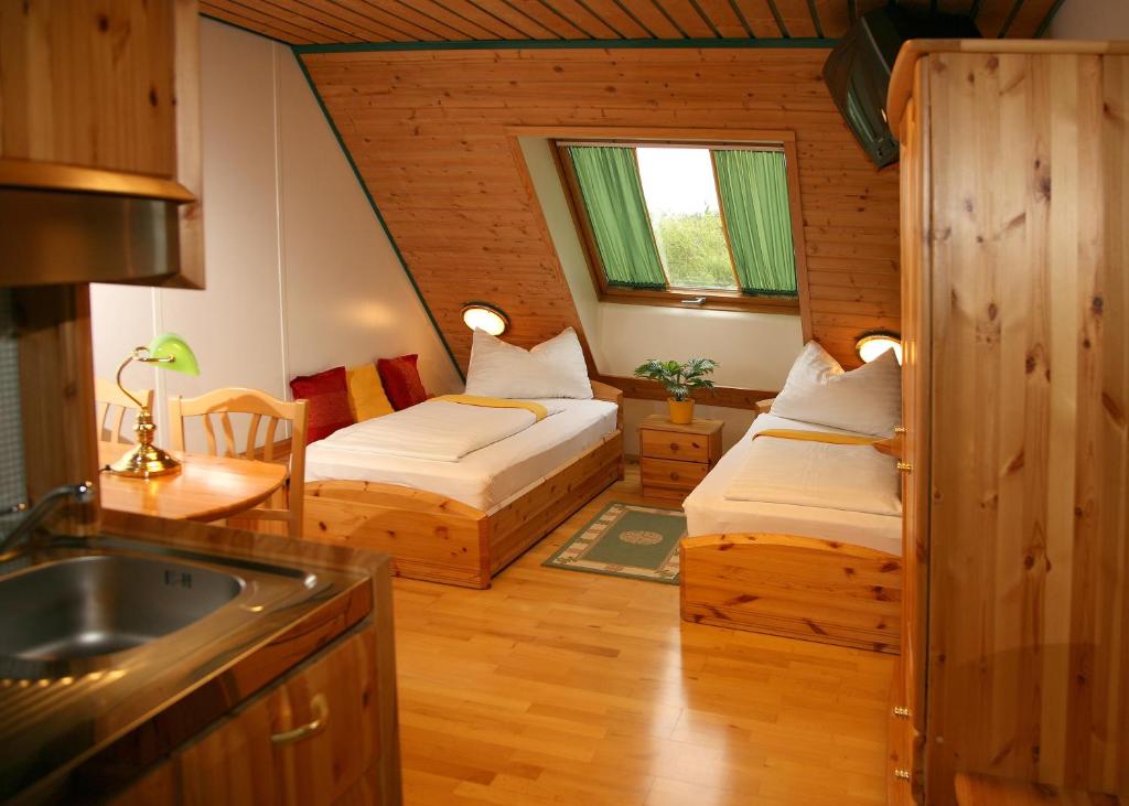 Postel nebo postele na pokoji v ubytování Hotel Asperner Löwe