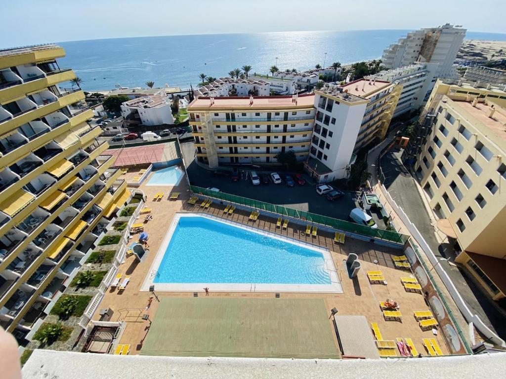 Bazén v ubytování Lightbooking Las Arenas Playa del Ingles nebo v jeho okolí