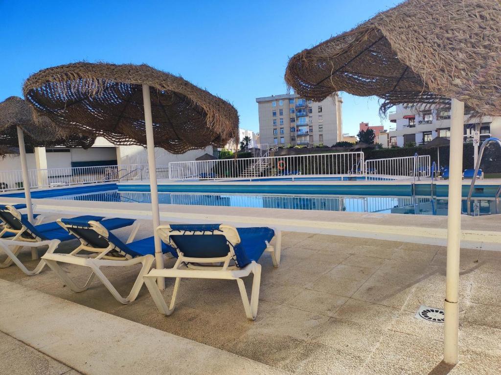 Bazén v ubytovaní Lightbooking La Nogalera Torremolinos alebo v jeho blízkosti