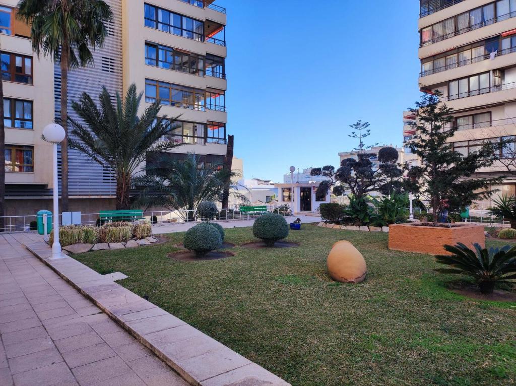 Vonkajšia záhrada v ubytovaní Lightbooking La Nogalera Torremolinos