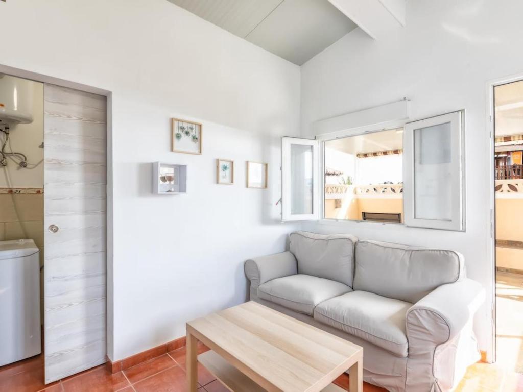 uma sala de estar com um sofá e uma mesa em Lightbooking El Remo em El Remo