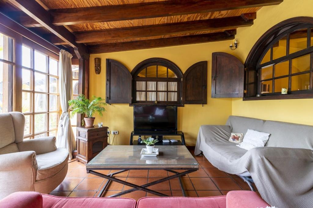 Telewizja i/lub zestaw kina domowego w obiekcie Villa Gáldar Cuchufleta piscina BBQ Parking Privado