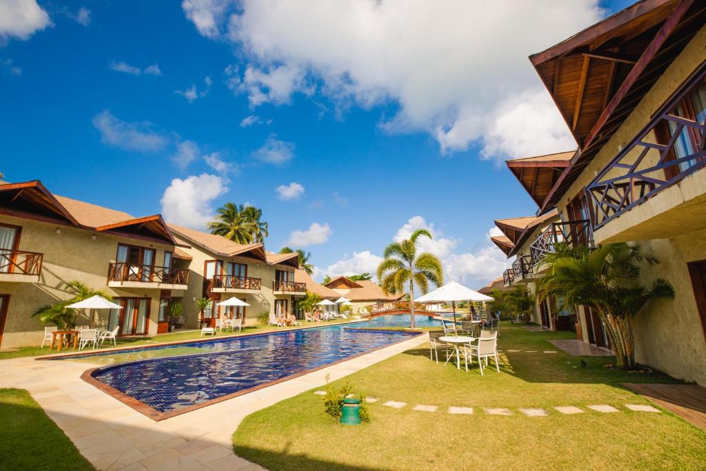 vista para o pátio de um resort com piscina em Pousada Rangai em Maragogi