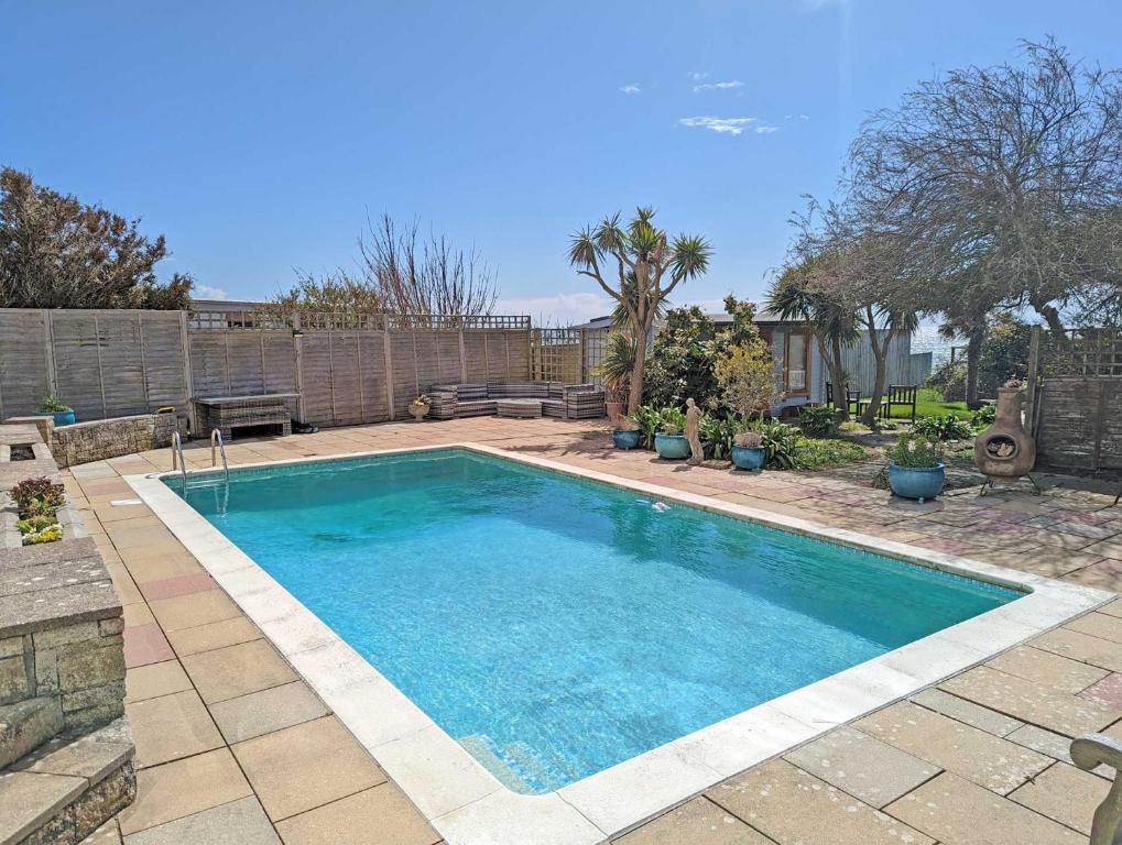 uma piscina no quintal de uma casa em East Creek home by the sea with pool em Dorchester