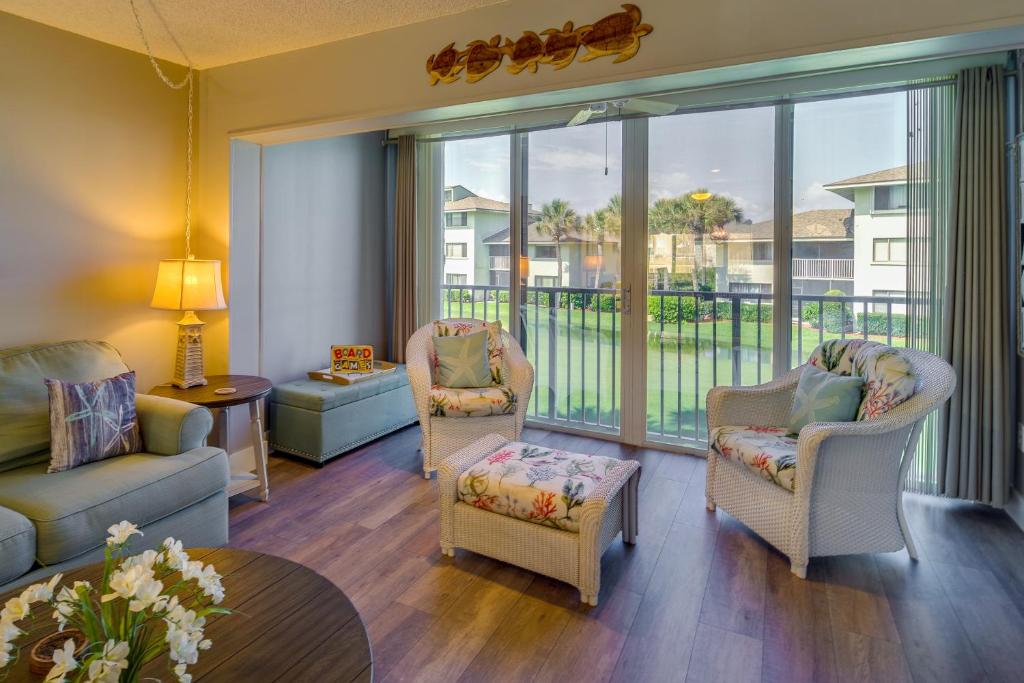 Χώρος καθιστικού στο Sunny Ocean Village Beach Condo Community Pool