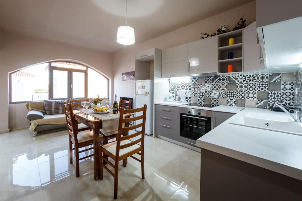 Kuchyň nebo kuchyňský kout v ubytování Nadia Apartments A