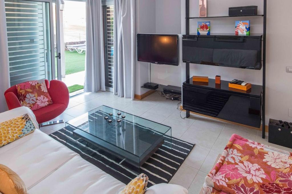 TV a/nebo společenská místnost v ubytování Lightbooking piscina privada Salobre Golf