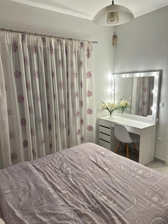 Schlafzimmer mit einem Bett, einem Waschbecken und einem Spiegel in der Unterkunft A&A Apartment in Piräus
