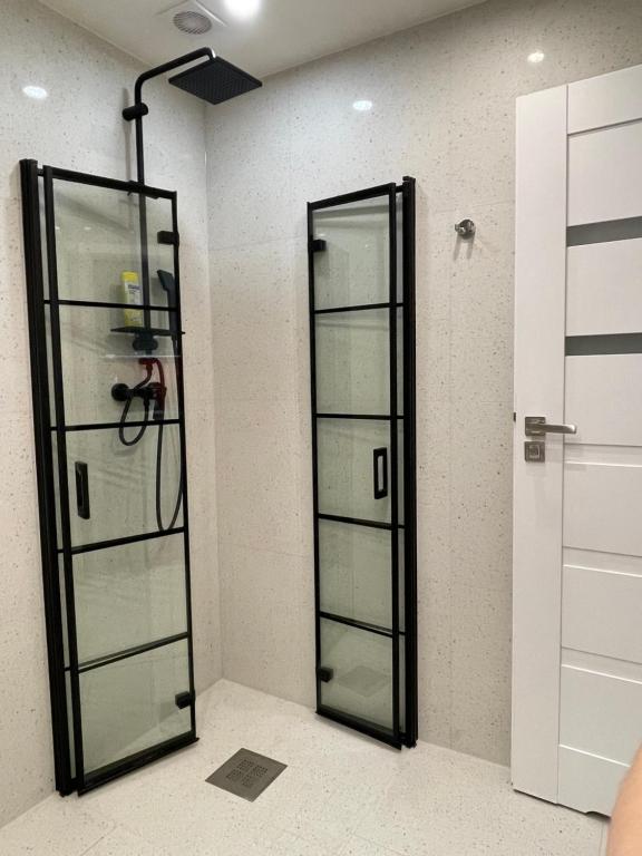 una ducha de cristal en una habitación con espejo en Apartment Targowa L9, en Lublin