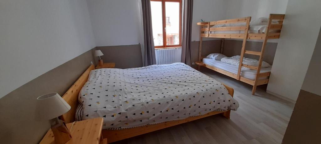 1 dormitorio con litera y escalera en Chambre à louer à la nuitée, en Lanslebourg-Mont-Cenis