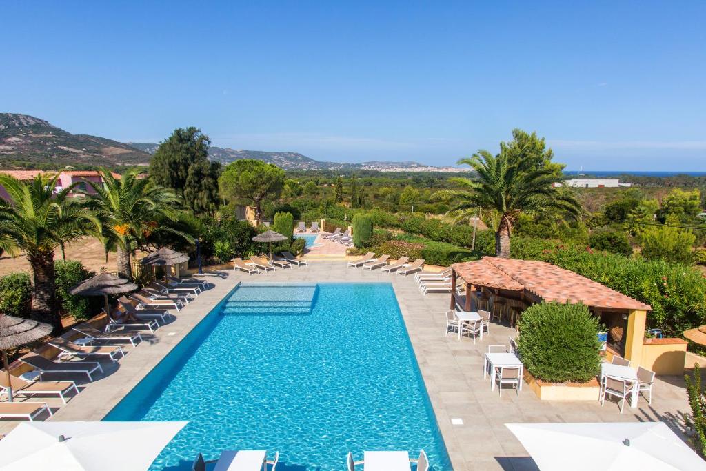 una foto di una piscina in un resort di Appartement résidence avec piscine a Calvi