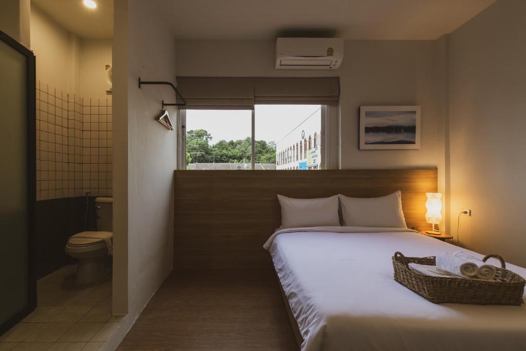 Ban Laem Muang的住宿－Sirichai Design Hotel，一间卧室配有一张带窗户的床和卫生间
