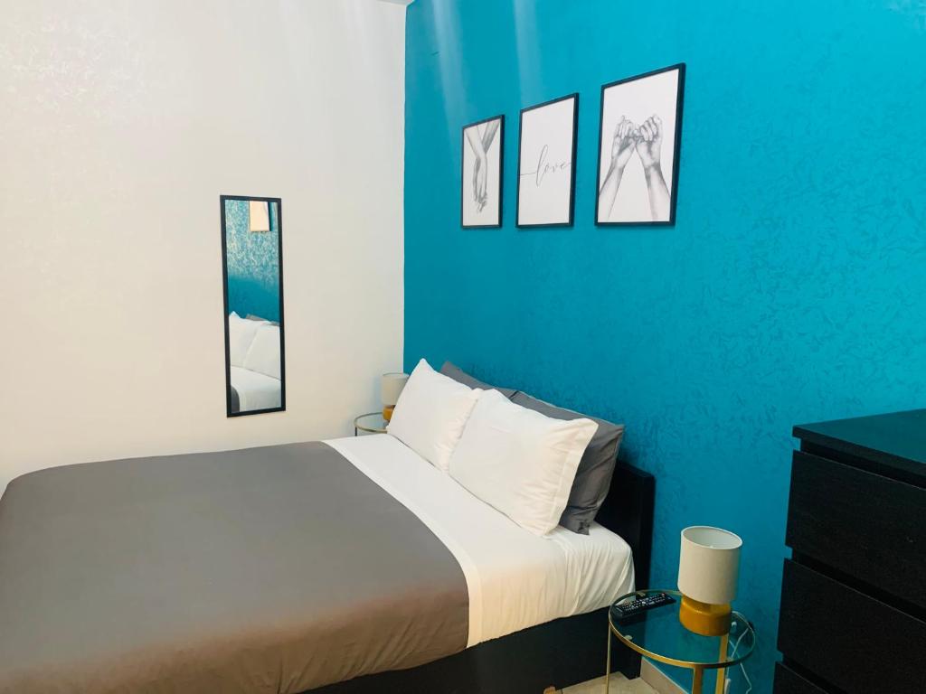 ein Schlafzimmer mit einem großen Bett mit blauen Wänden in der Unterkunft SAN MARCO 13 l t in Neapel