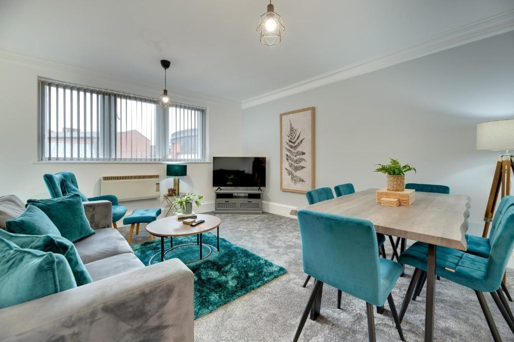 uma sala de estar com um sofá e uma mesa em Hudson's Haven Apartments by Week2Week em Newcastle upon Tyne
