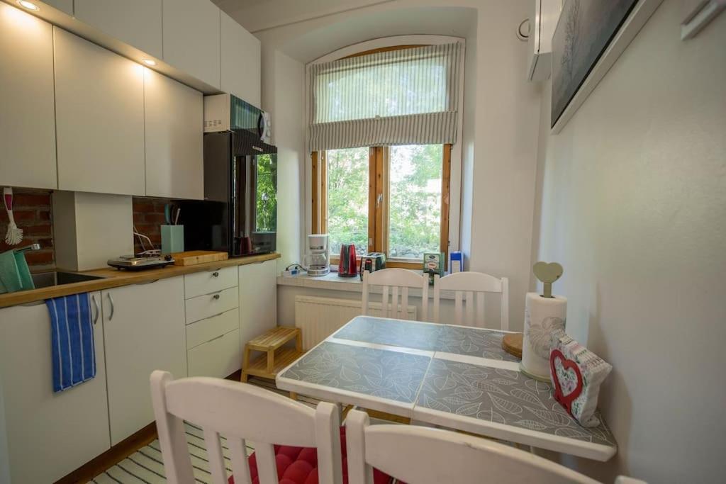 uma cozinha com mesa e cadeiras num quarto em A Lovely apartment near Railway station and Arena. em Tampere