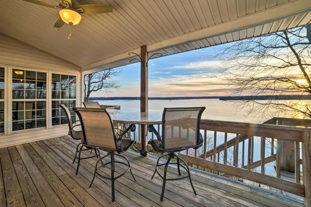 a screened in porch with a table and chairs on it at Peaceful Big Sandy Home with Deck on Kentucky Lake! in Big Sandy