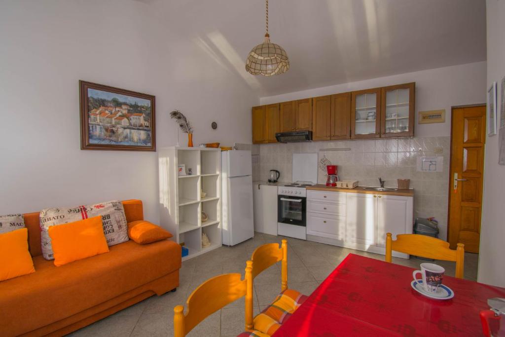 Holiday house Punta Blue & Orange 5m from the sea, island Cres - Apartamento Con Vista Al Mar