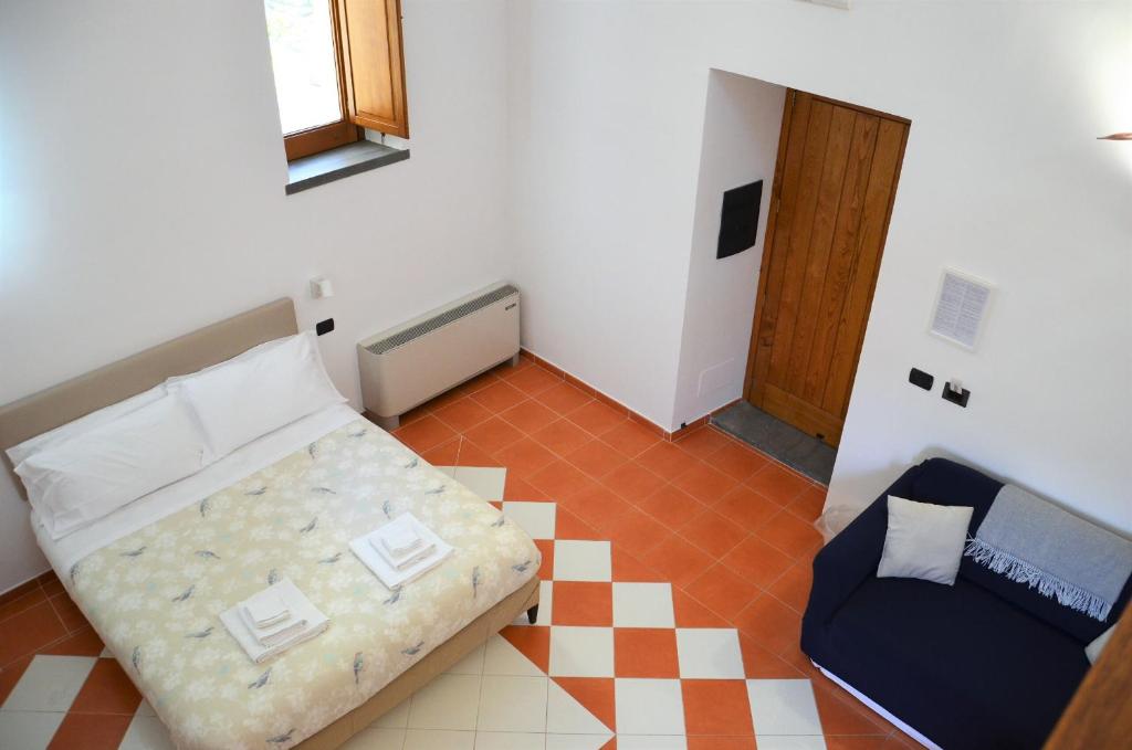 スカラにあるランティコ エピシコピオのベッドと椅子付きの小さな部屋です。