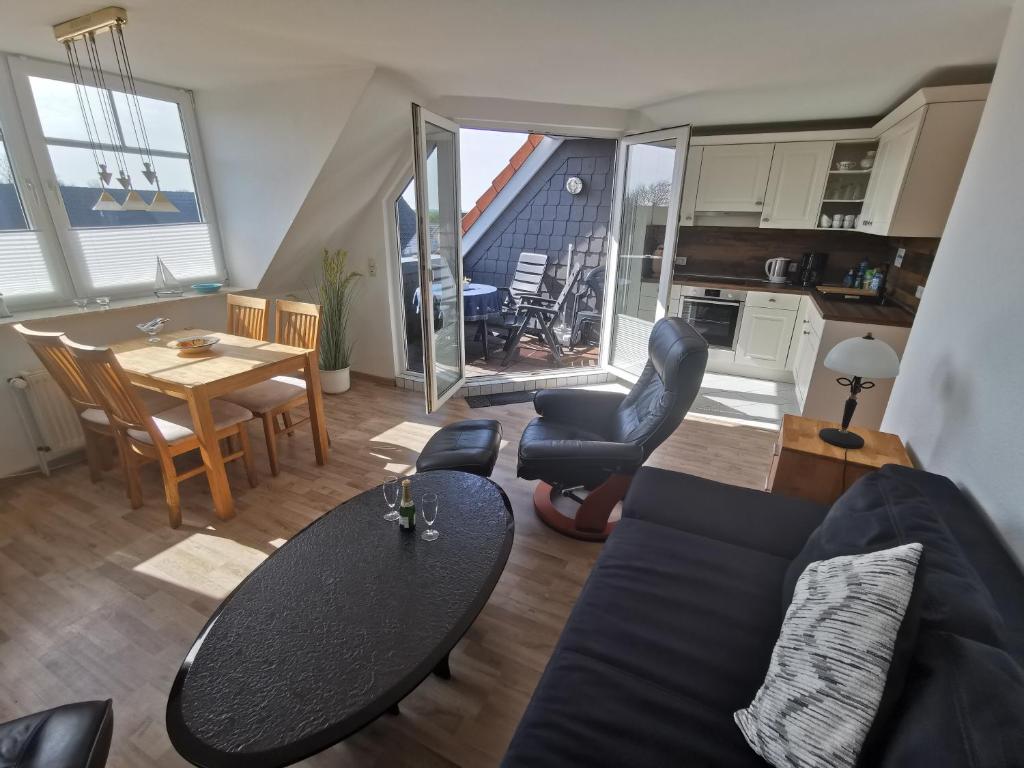 ein Wohnzimmer mit einem Sofa und einem Tisch in der Unterkunft Yachthus in Carolinensiel