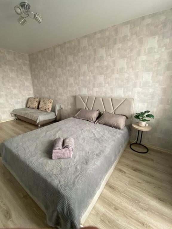 1 dormitorio con 1 cama con 2 almohadas en Комфортабельные - уютные апартаменты в Костанай мкр Юбилейный, en Kostanái